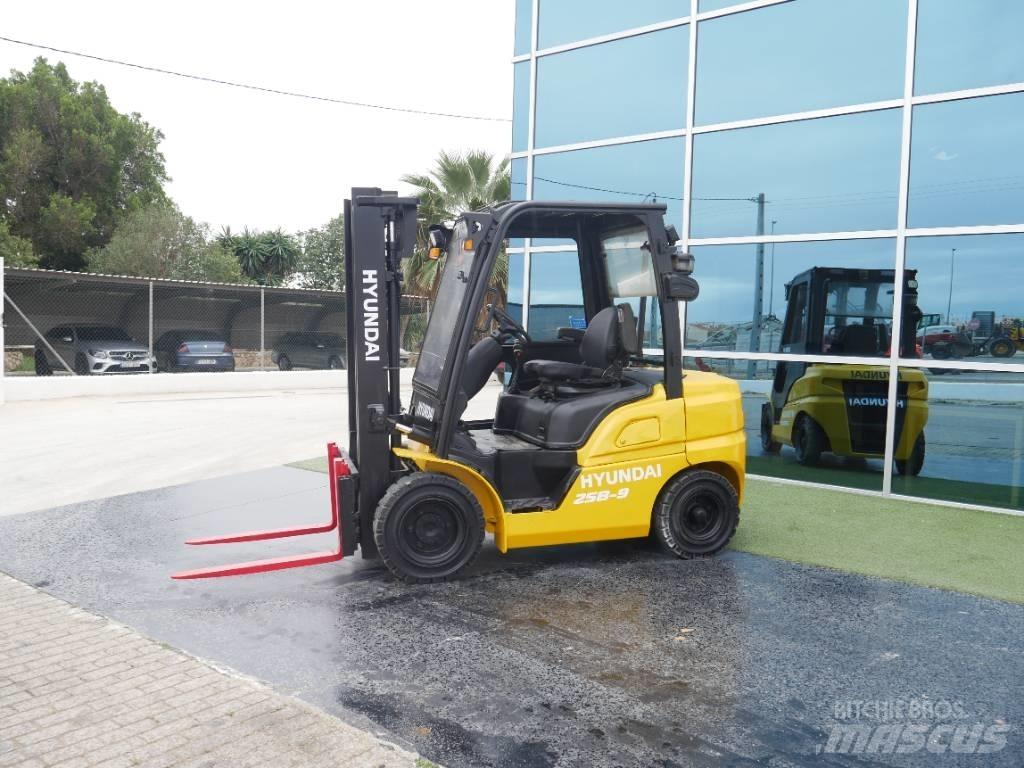 Hyundai 25 D-9 Diesel trucks