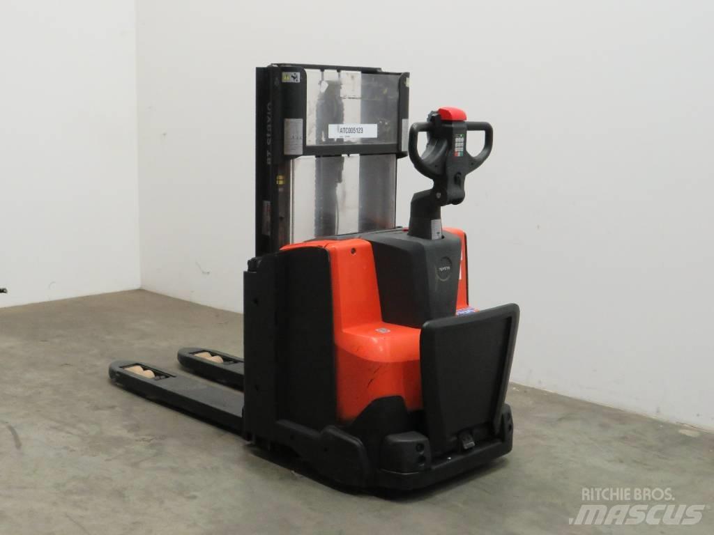 BT SWE 200 D Pedestrian stacker