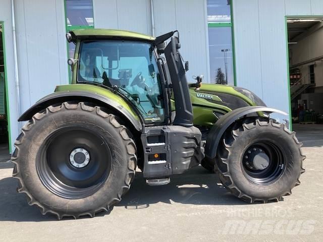 Valtra T 235 Versu Tractors