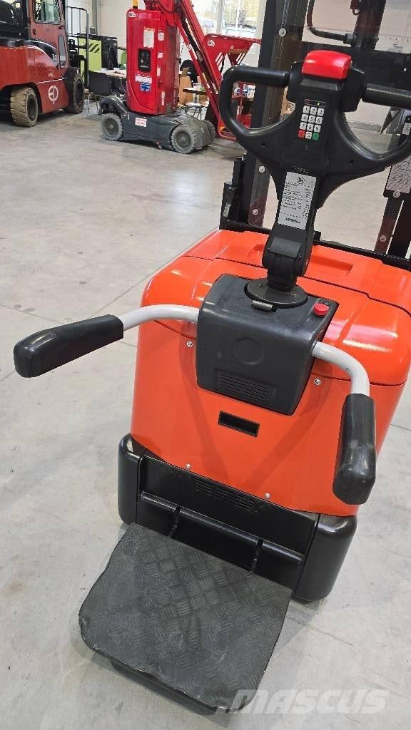 BT SPE 200 D Pedestrian stacker