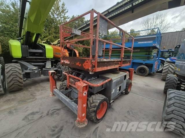 SkyJack 6832RT Scissor lifts