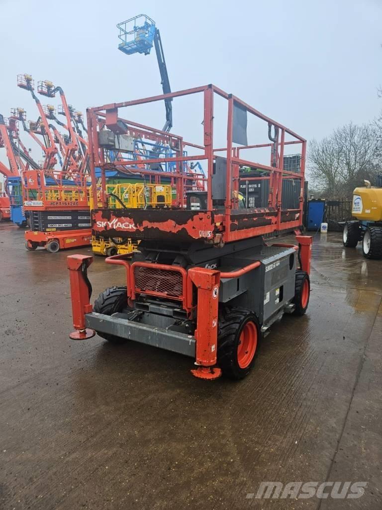 SkyJack 6832RT Scissor lifts