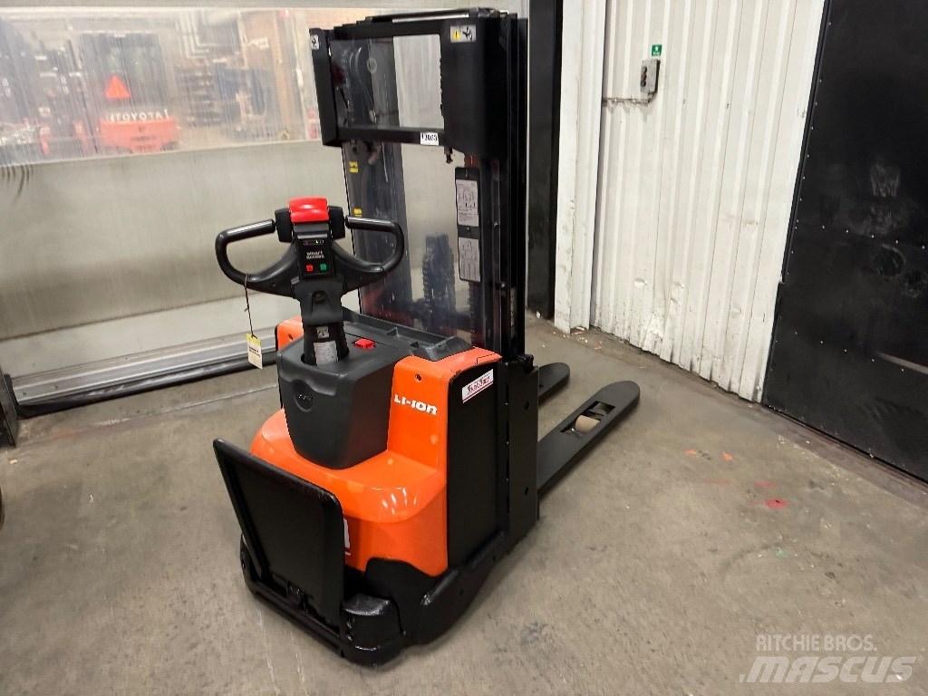 Toyota SWE120L Pedestrian stacker