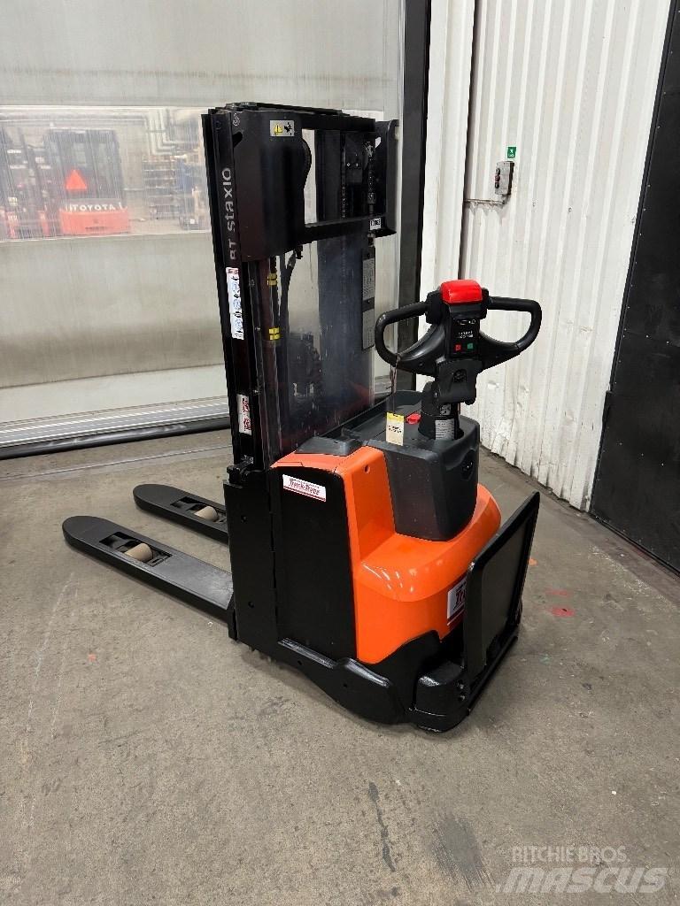 Toyota SWE120L Pedestrian stacker