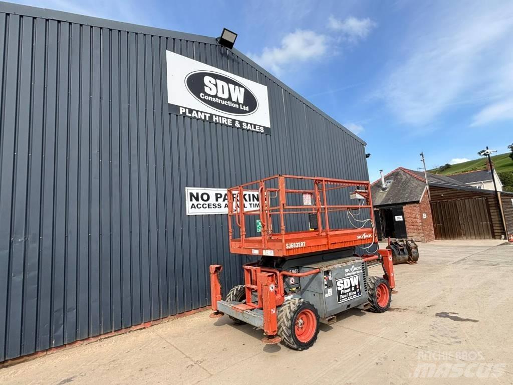 SkyJack SJ 6832 RT Scissor lifts