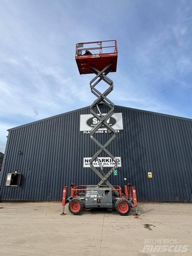 SkyJack SJ 6832 RT Scissor lifts