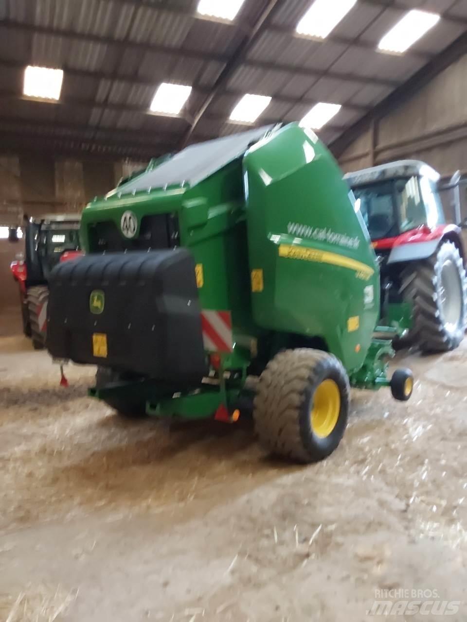 John Deere V 451 M Round balers