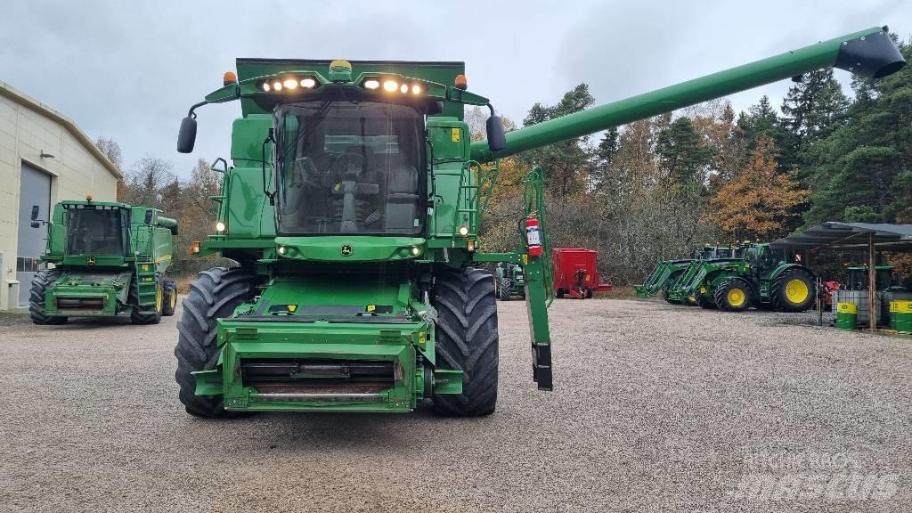 John Deere T670i Combine harvesters