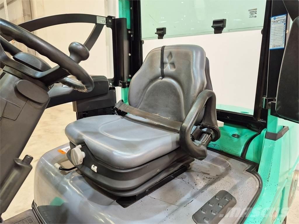 Mitsubishi FD30NT Diesel trucks
