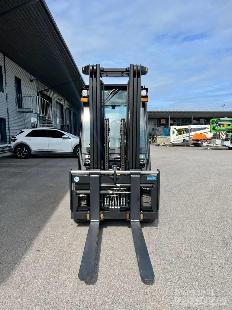 Hyundai 35DN-9V Diesel trucks