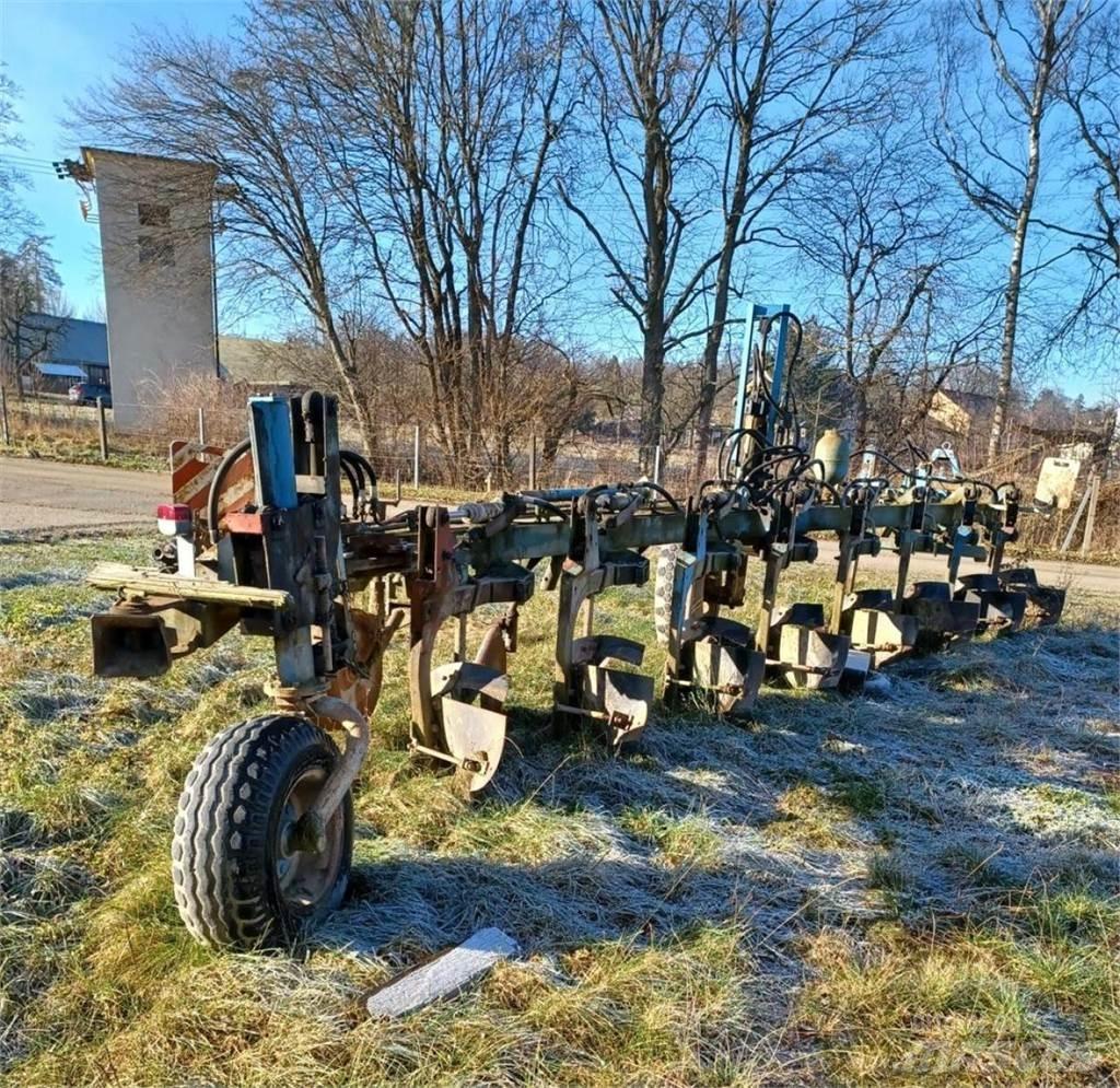 Fortschritt B550 Ploughs