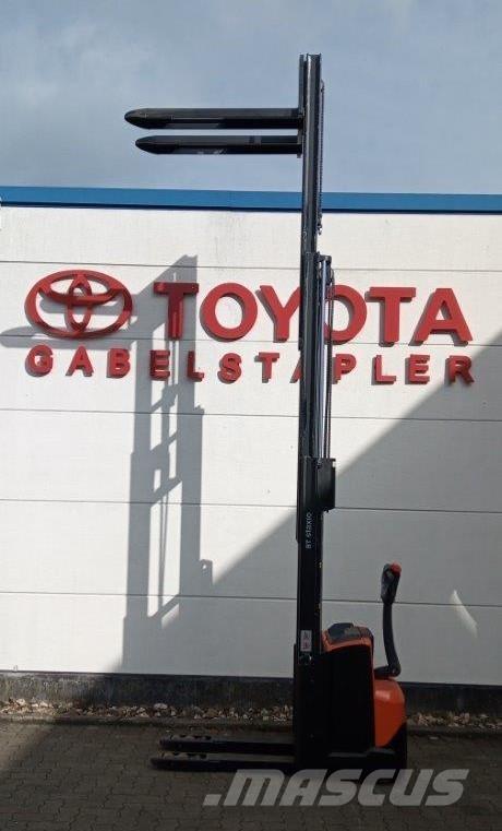 Toyota SWE120L Self propelled stackers