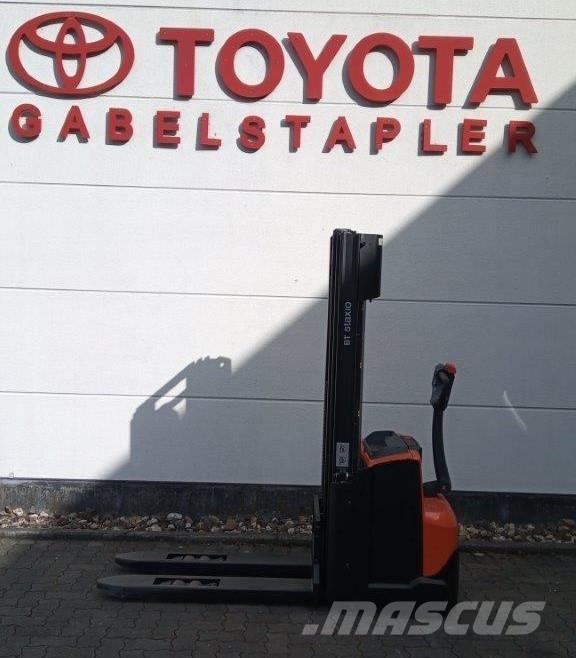 Toyota SWE120L Self propelled stackers
