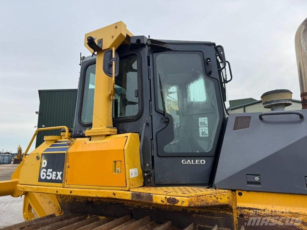 Komatsu D65EX-15 Crawler dozers