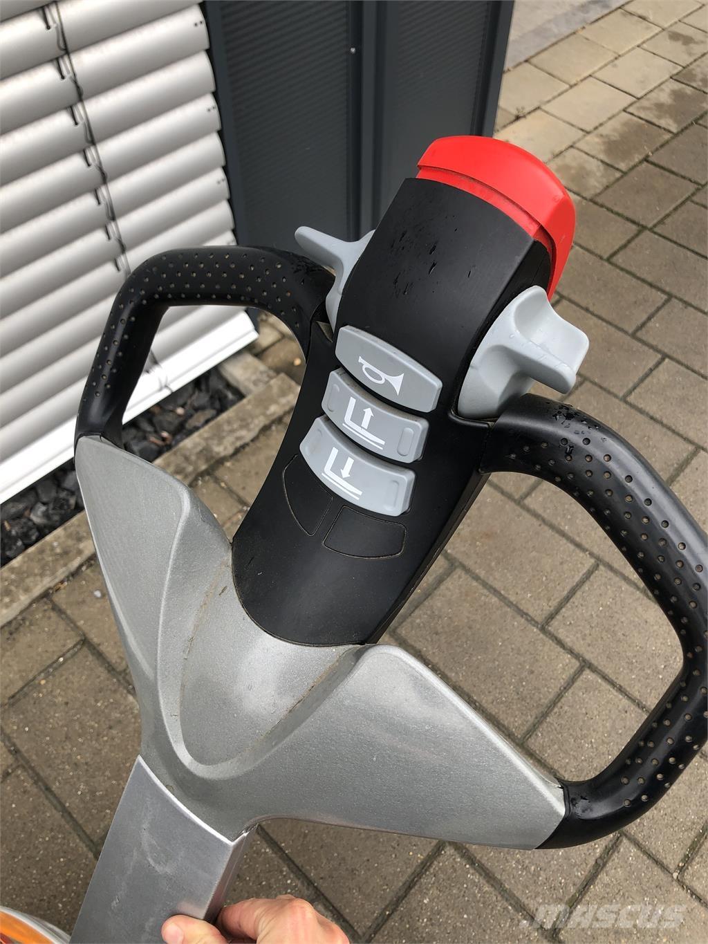 Still EXU16 Pedestrian stacker