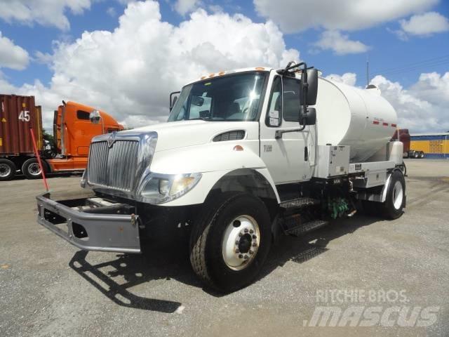International 7500 Commercial vehicle