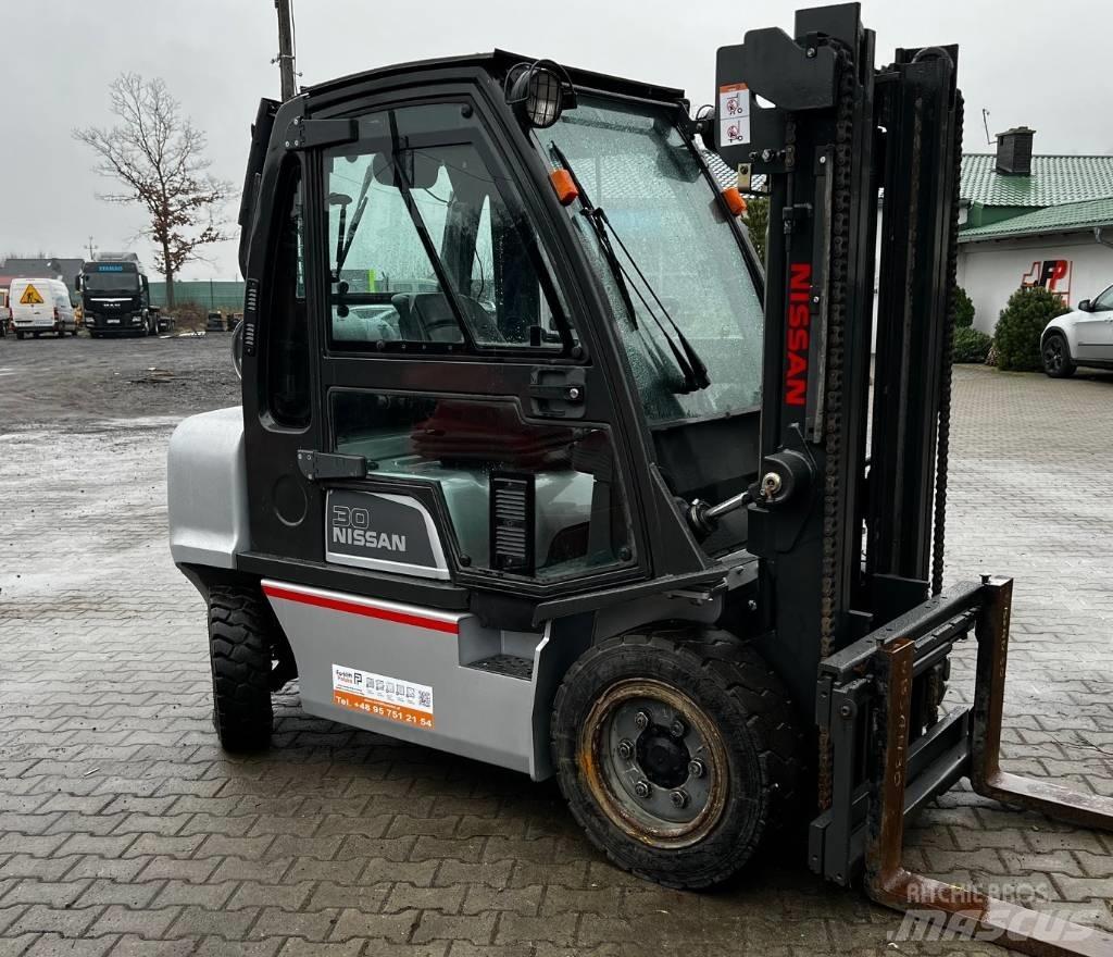 Nissan UG1D2A30LQ LPG trucks