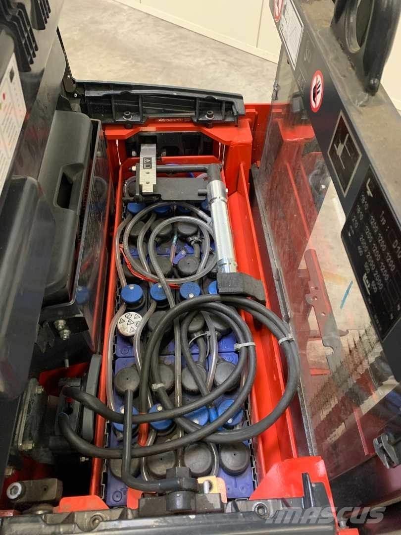 Linde D10 Pedestrian stacker