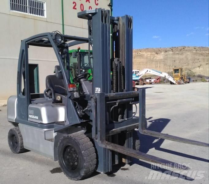 Nissan FGD02A30Q Diesel trucks