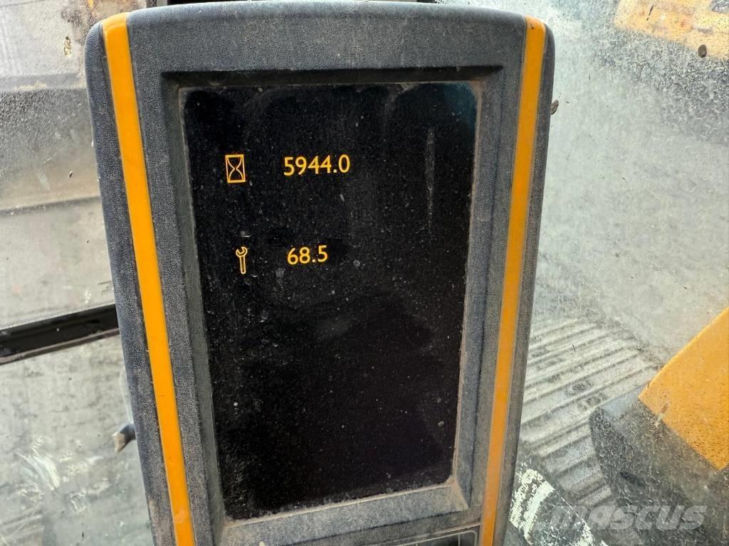 JCB JS 130 LC Crawler excavators