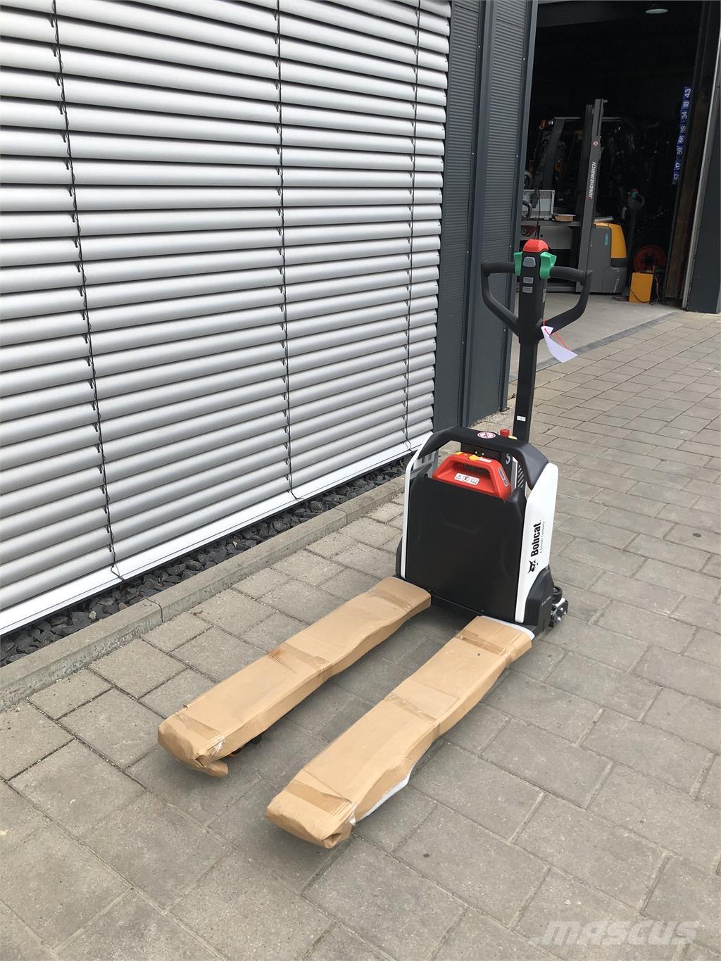 Bobcat LPM15N Pedestrian stacker