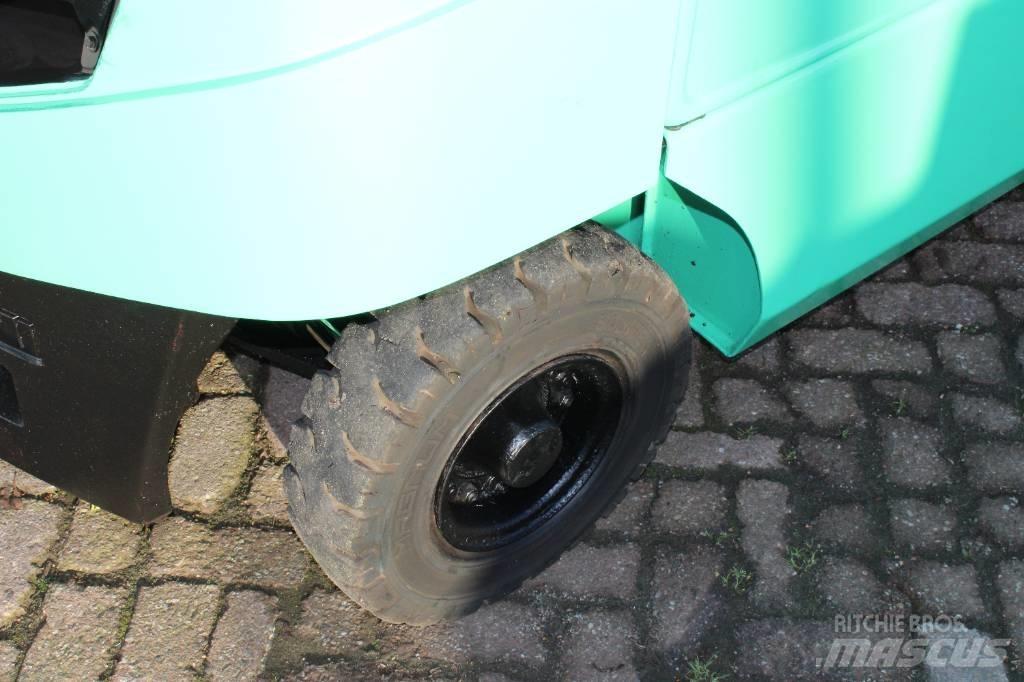 Mitsubishi FD25N Diesel trucks