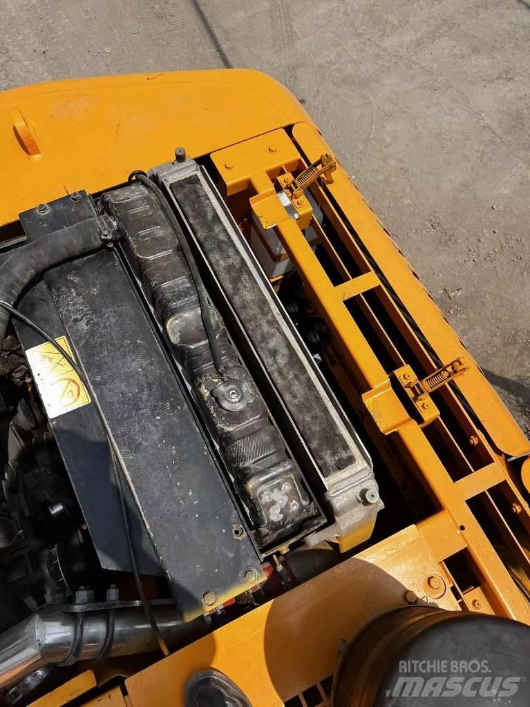 Hyundai 210W-7 Wheeled excavators