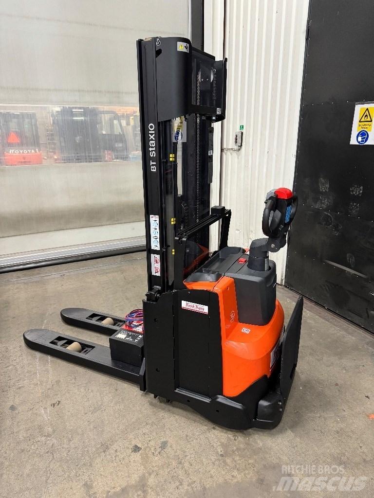 Toyota SWE140L Pedestrian stacker