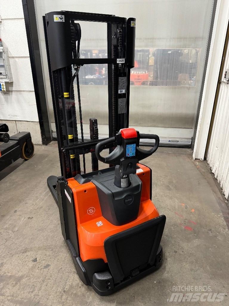 Toyota SWE140L Pedestrian stacker