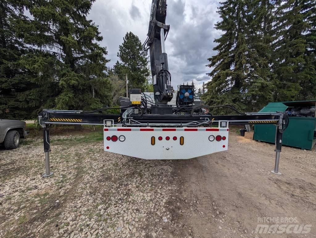 International 7500 Truck mounted cranes