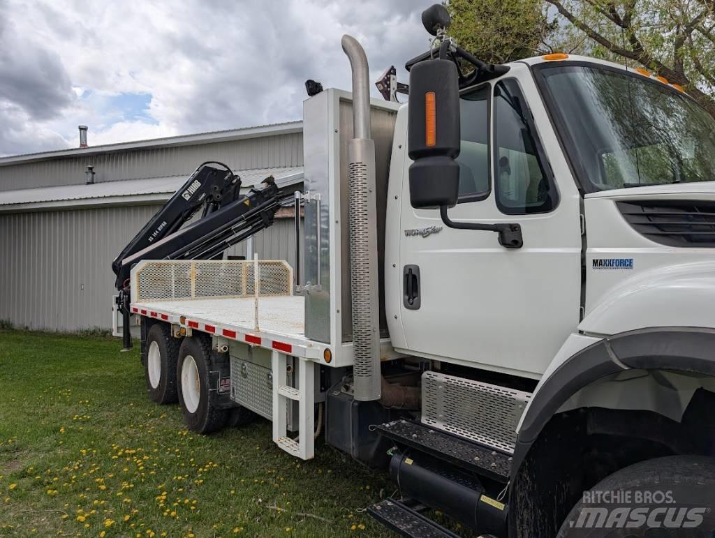 International 7500 Truck mounted cranes