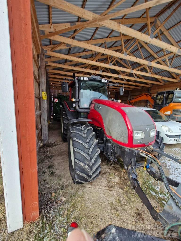 Valtra T 151 hitchec Tractors