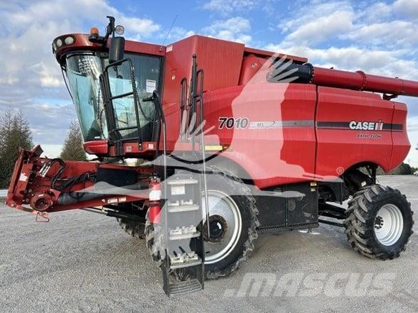 Case IH 7010 Combine harvesters