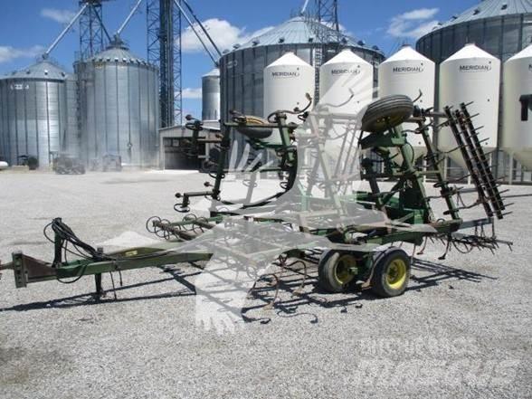 John Deere 960 Cultivators