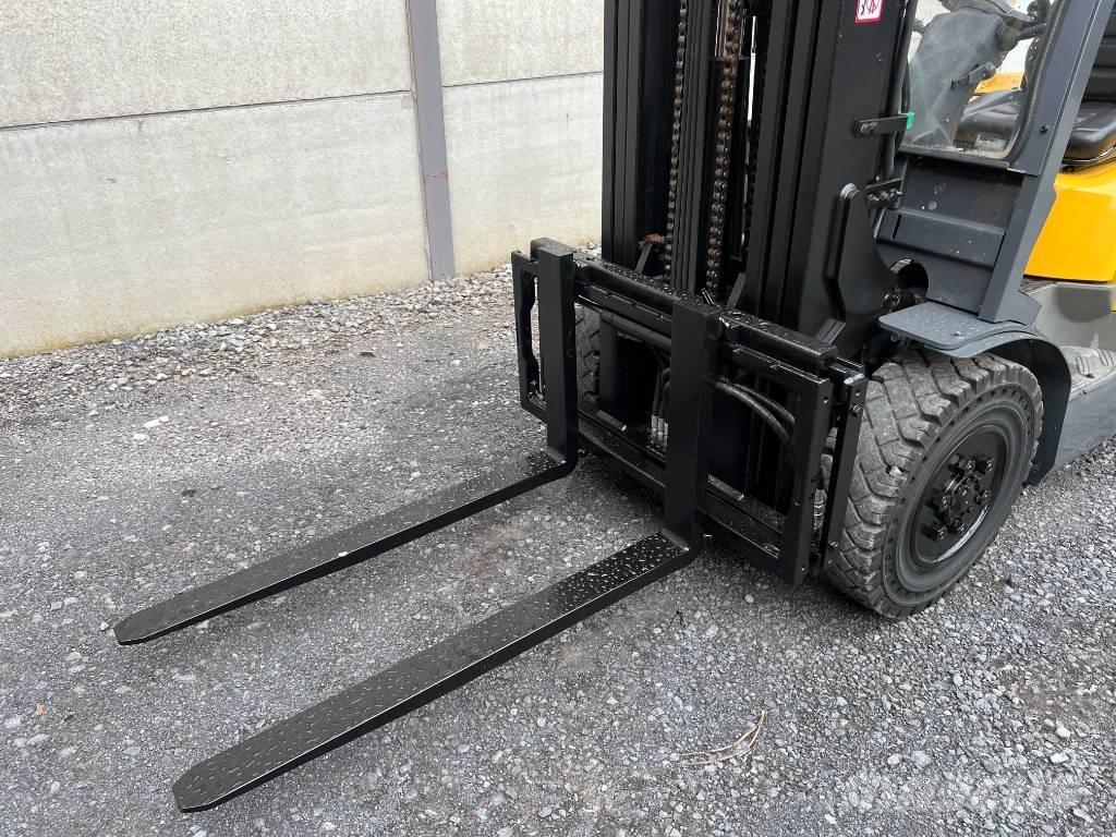 TCM FD30T3 Diesel trucks