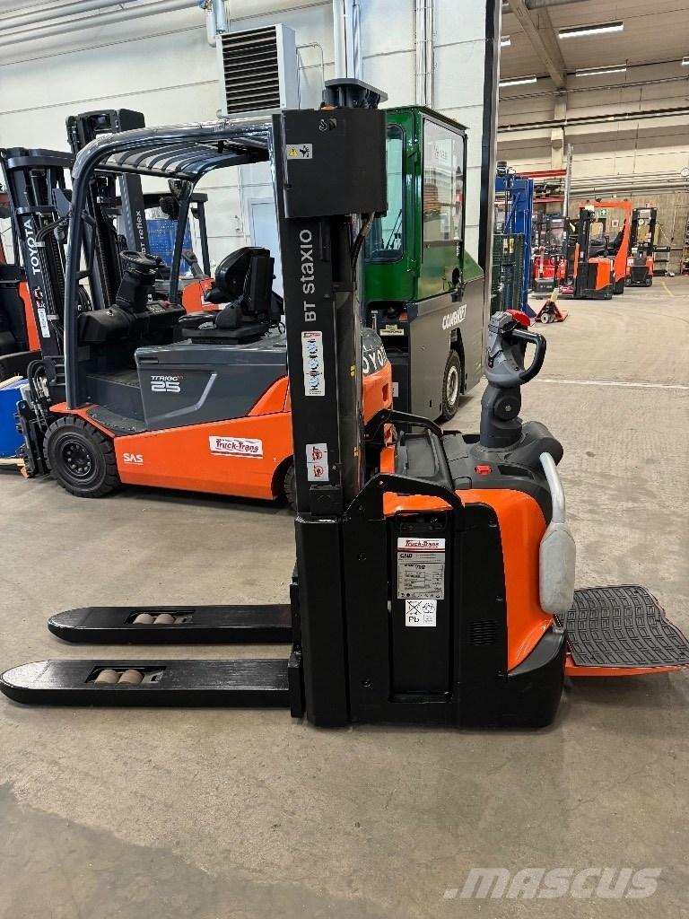Toyota SPE140L Pedestrian stacker