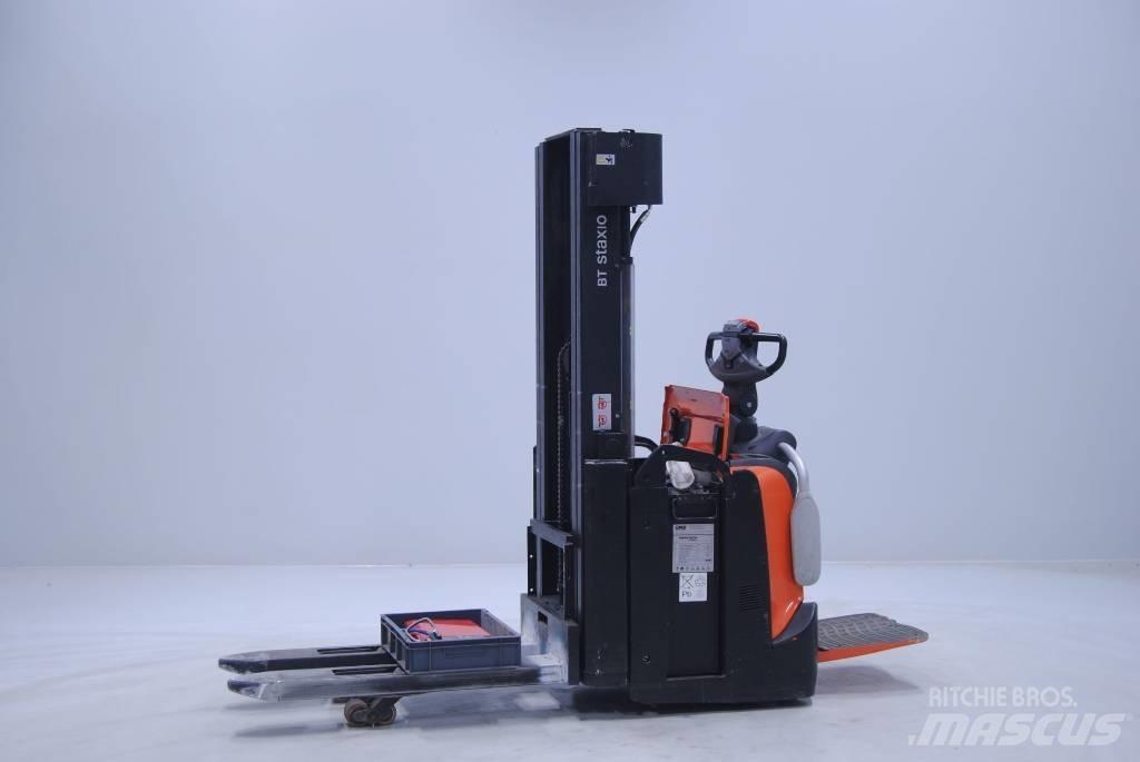 Toyota SPE140L Pedestrian stacker