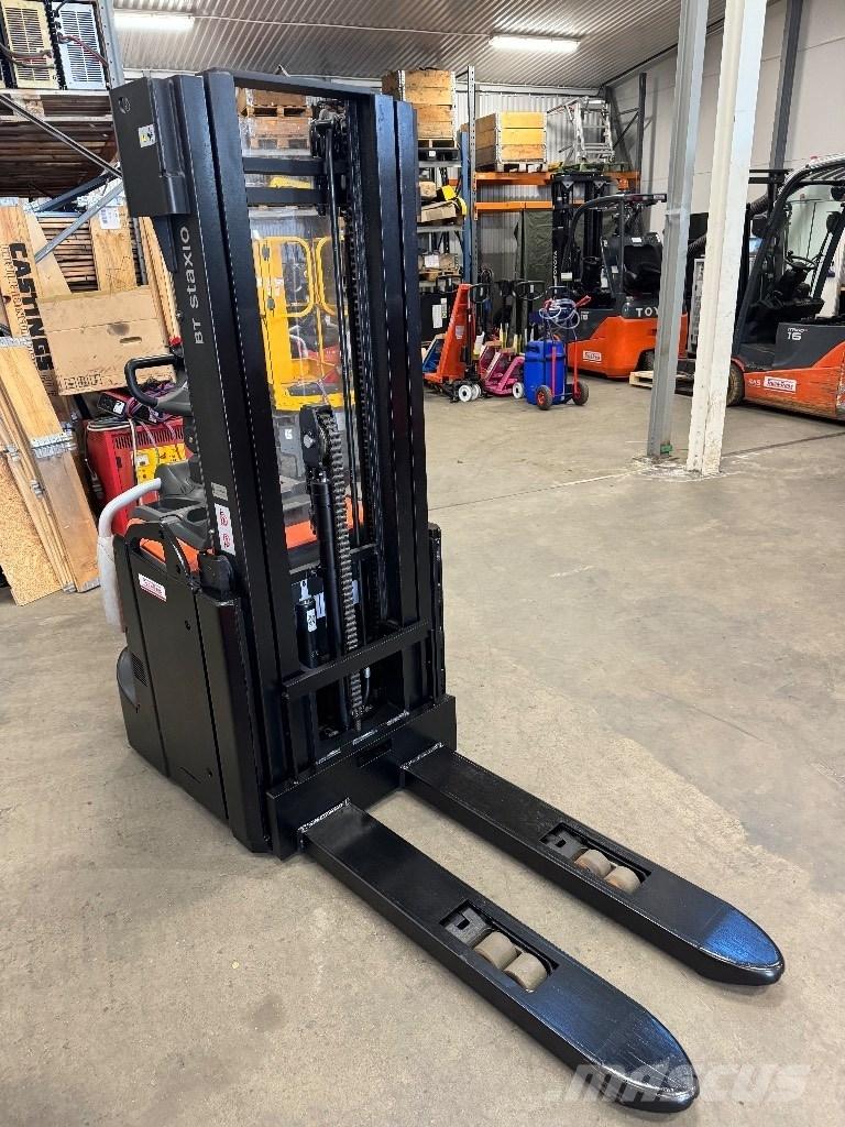 Toyota SPE140L Pedestrian stacker