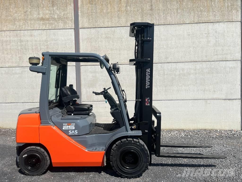 Toyota 02-8 FDF 25 Diesel trucks