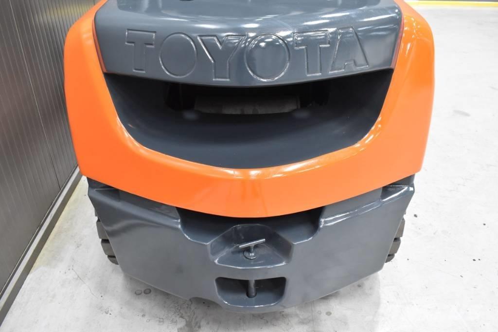 Toyota 06-8FD30F Diesel trucks