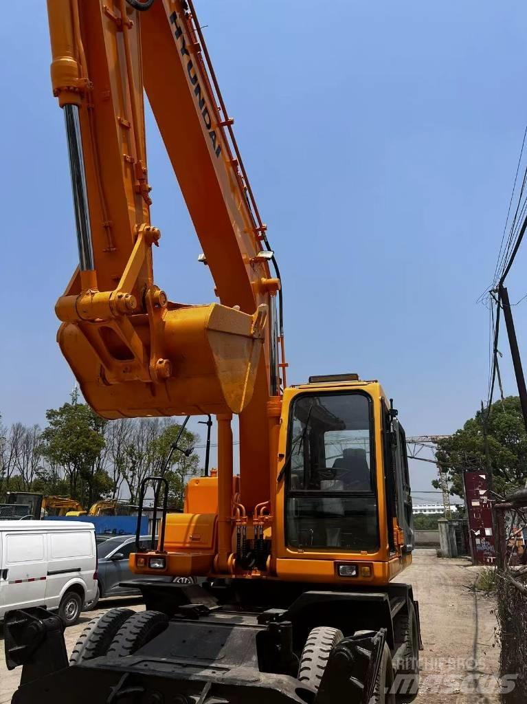Hyundai R210W-7 Wheeled excavators
