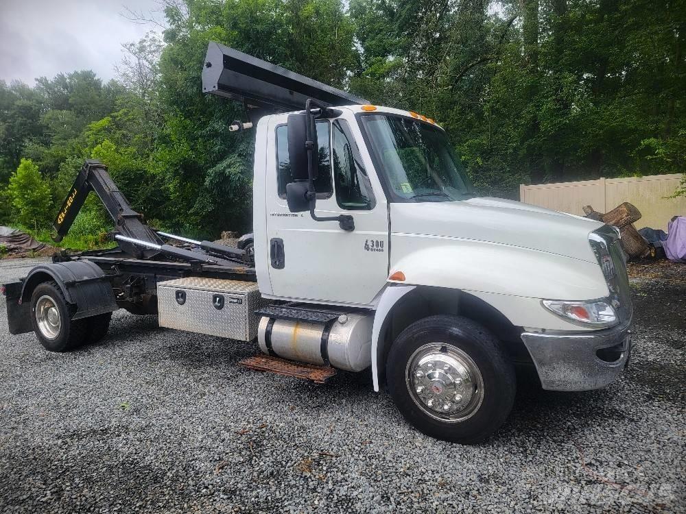 International 4300 Hook lift trucks