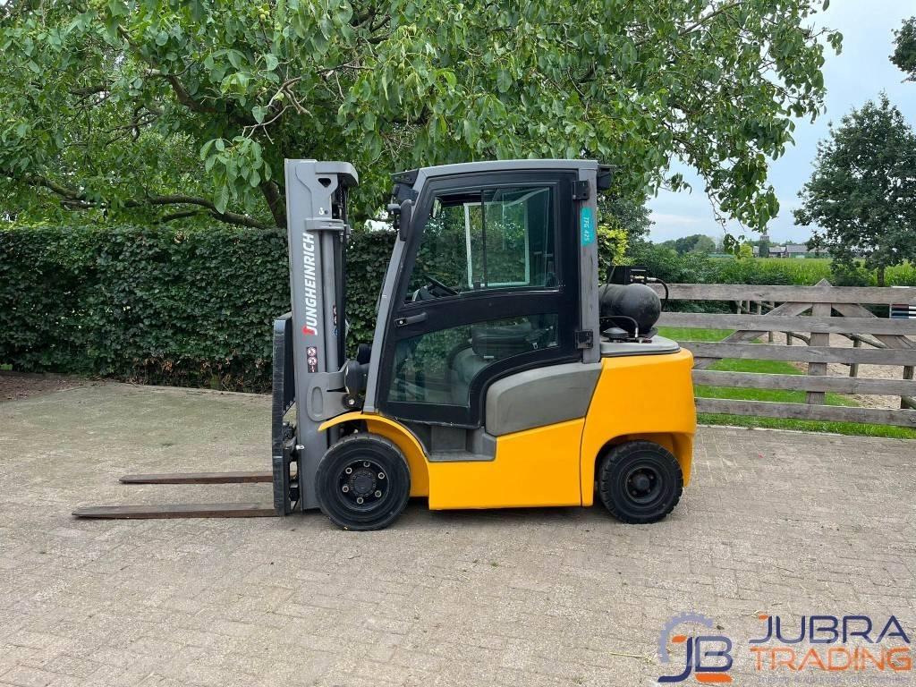 Jungheinrich TFG 425 LPG trucks