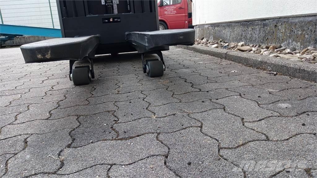 Toyota SWE160L Pedestrian stacker