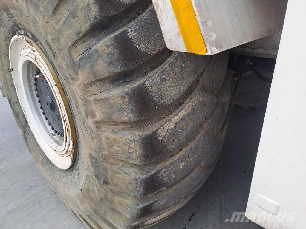 Grove RT890E Rough terrain cranes