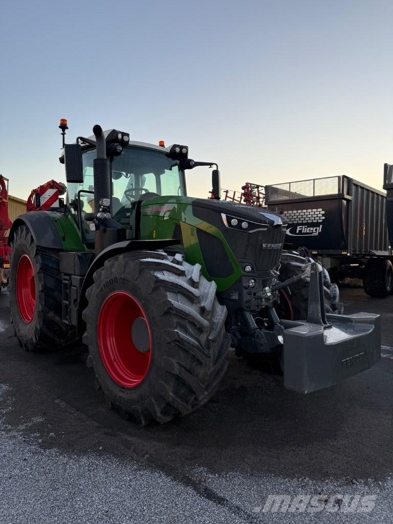 Fendt 933 Vario Tractors