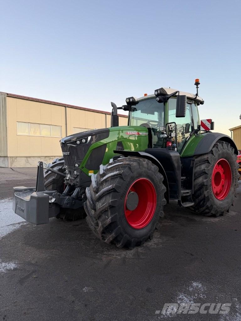 Fendt 933 Vario Tractors