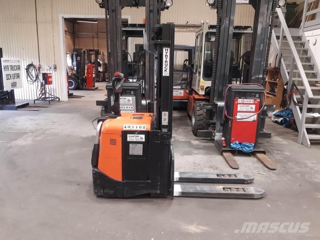 BT SPE125L Pedestrian stacker