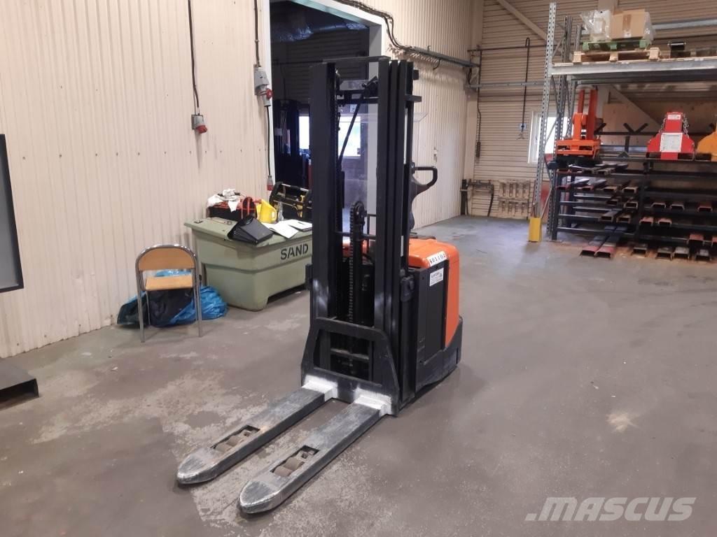 BT SPE125L Pedestrian stacker
