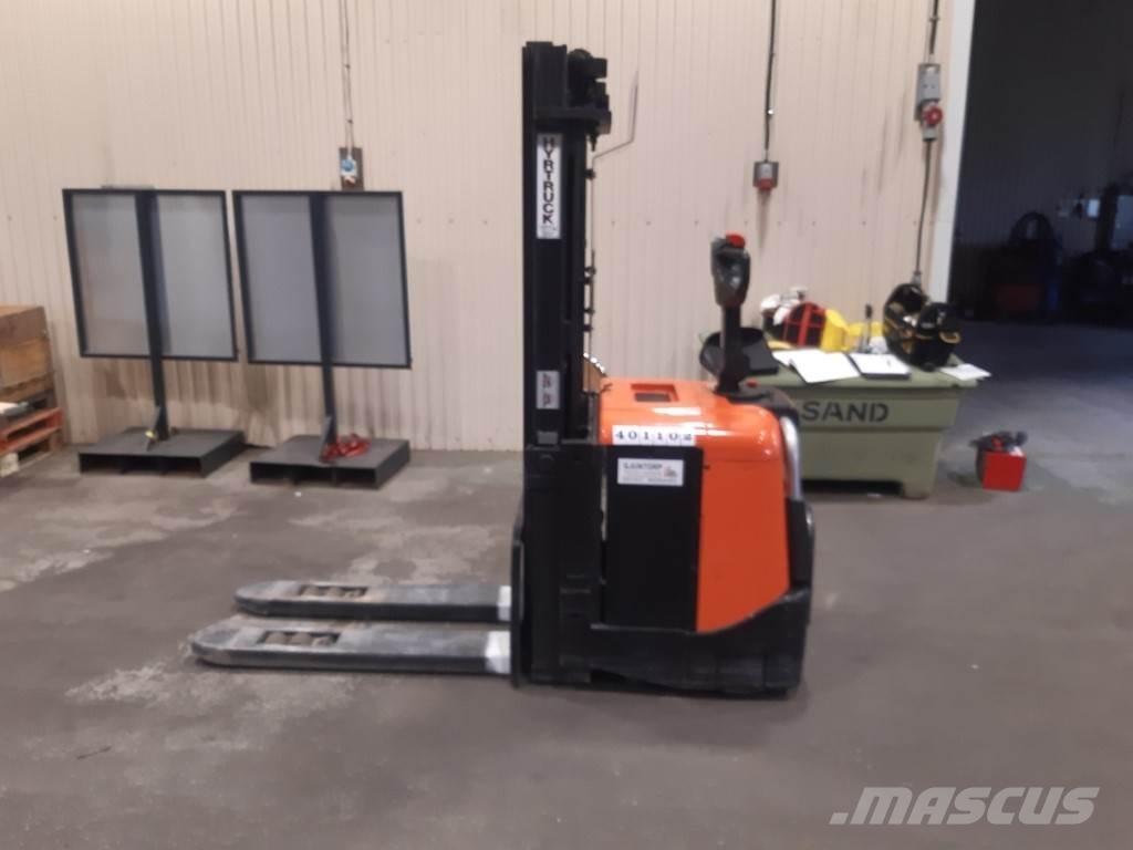 BT SPE125L Pedestrian stacker